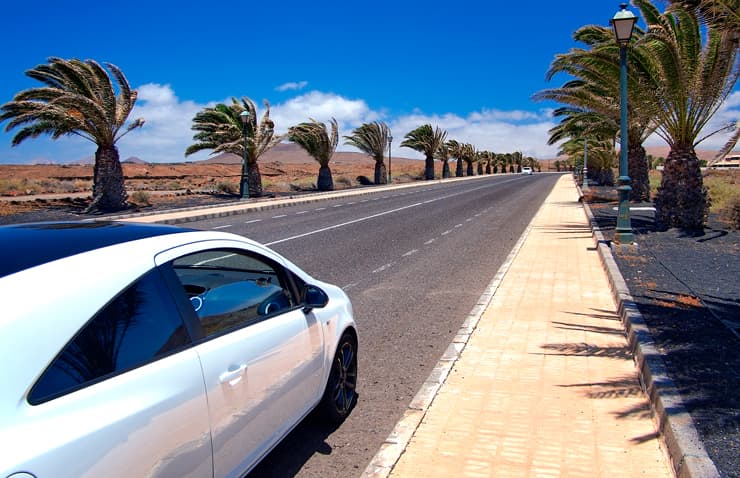 coche circulando carretera viento canarias