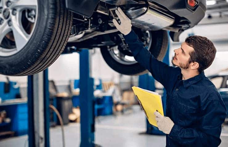 técnico iv inspeccionando coche