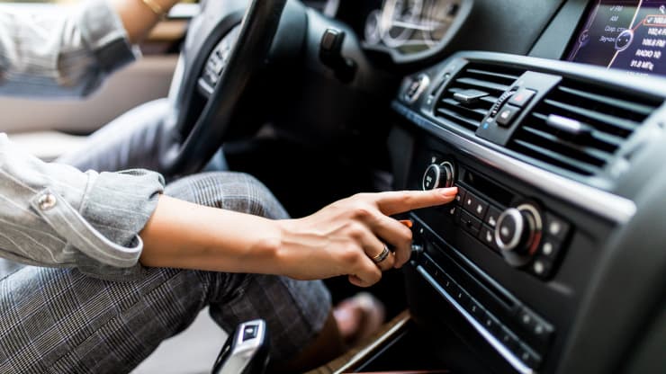 Persona activando aire acondicionado del coche