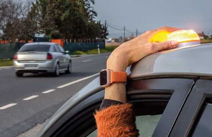 El futuro de la seguridad vial: todo sobre los dispositivos de preseñalización V16 en España