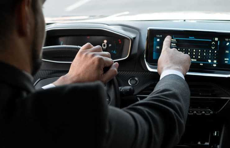 Cómo las tecnologías de asistencia en la conducción interactúan con las gomas