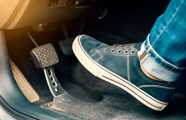 Pie en el embrague, ¿cuánto es el tiempo recomendado? Guía para conductores en Canarias