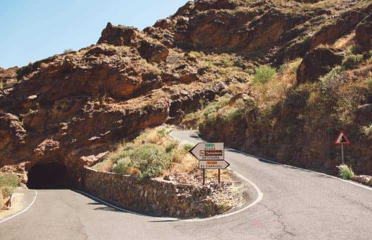 Conducir por caminos rocosos en Canarias: 5 técnicas que debes dominar